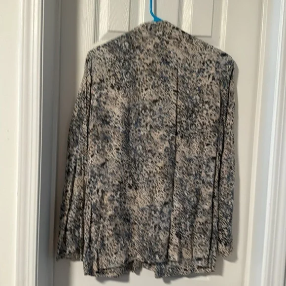 Chico’s beautiful, button up, long sleeve, lightweight top. - Picture 4 of 4